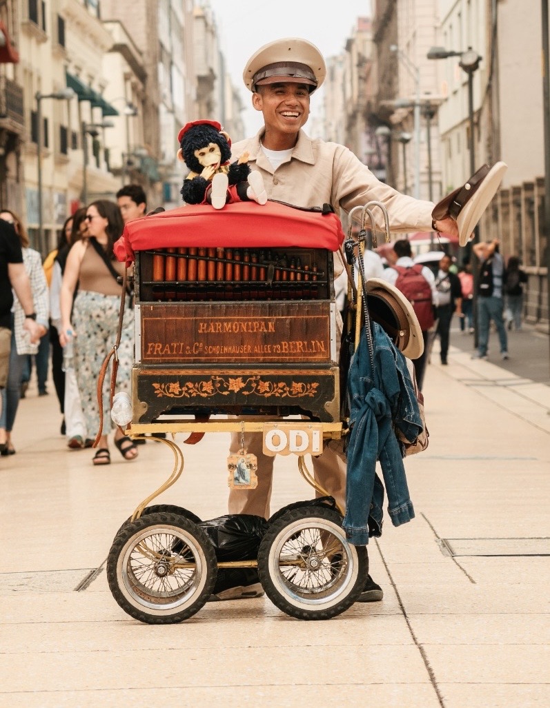 Animación de calle en el centro histórico de una ciudad