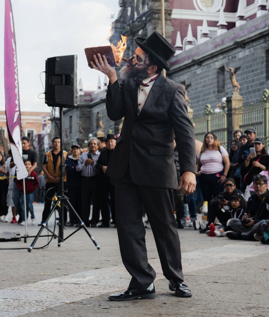 Espectáculo de fuego en una plaza