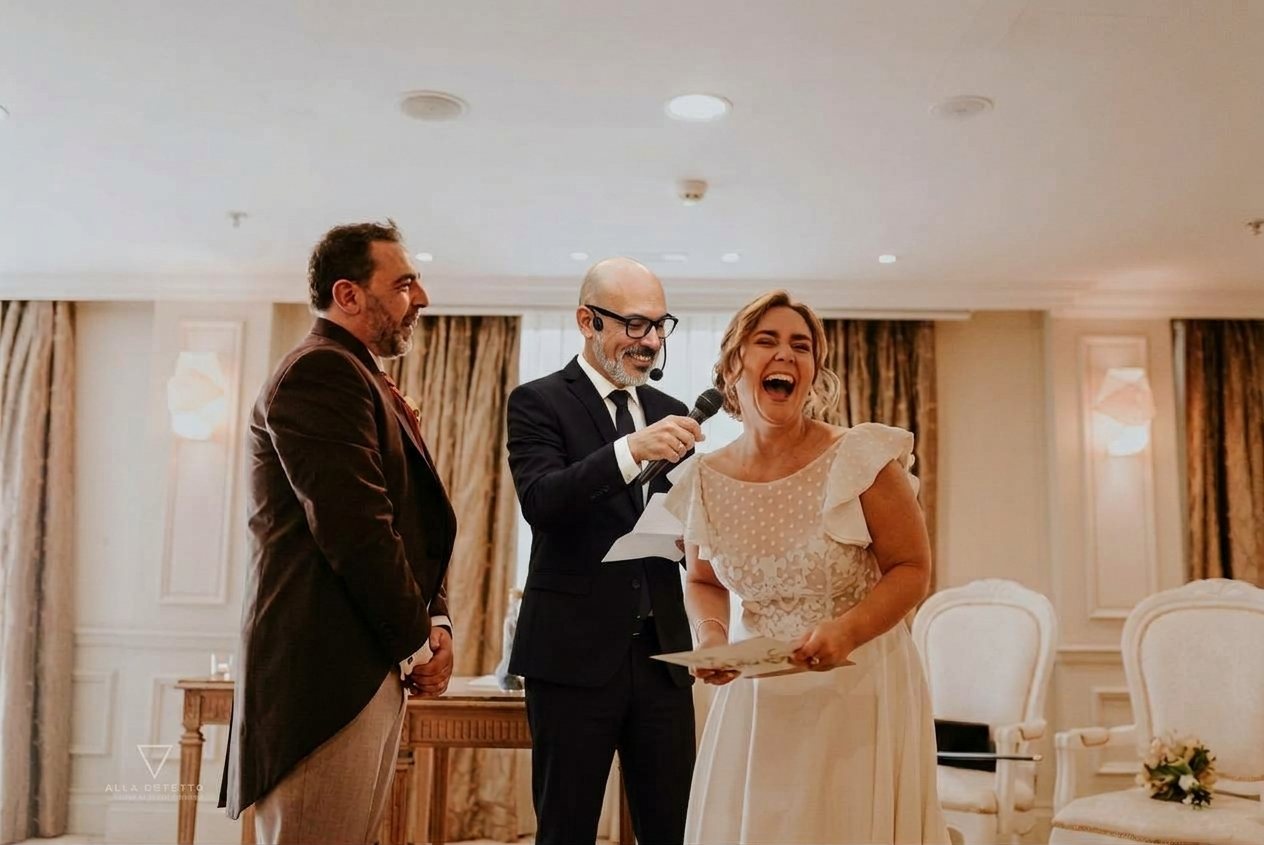 Maestro de ceremonias oficiando una boda con magia