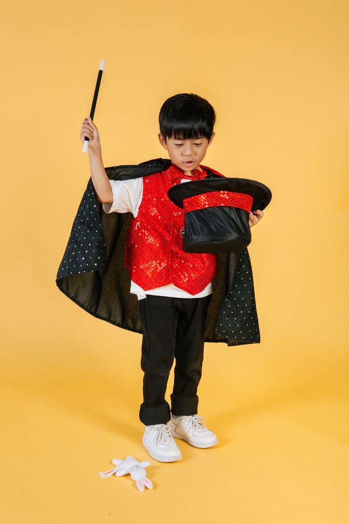 Niño mago con chistera