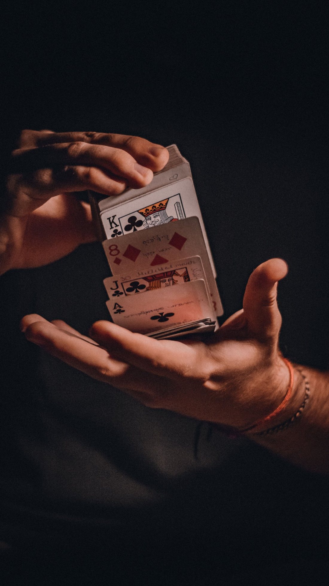 Manos de mago con una baraja de cartas en primer plano
