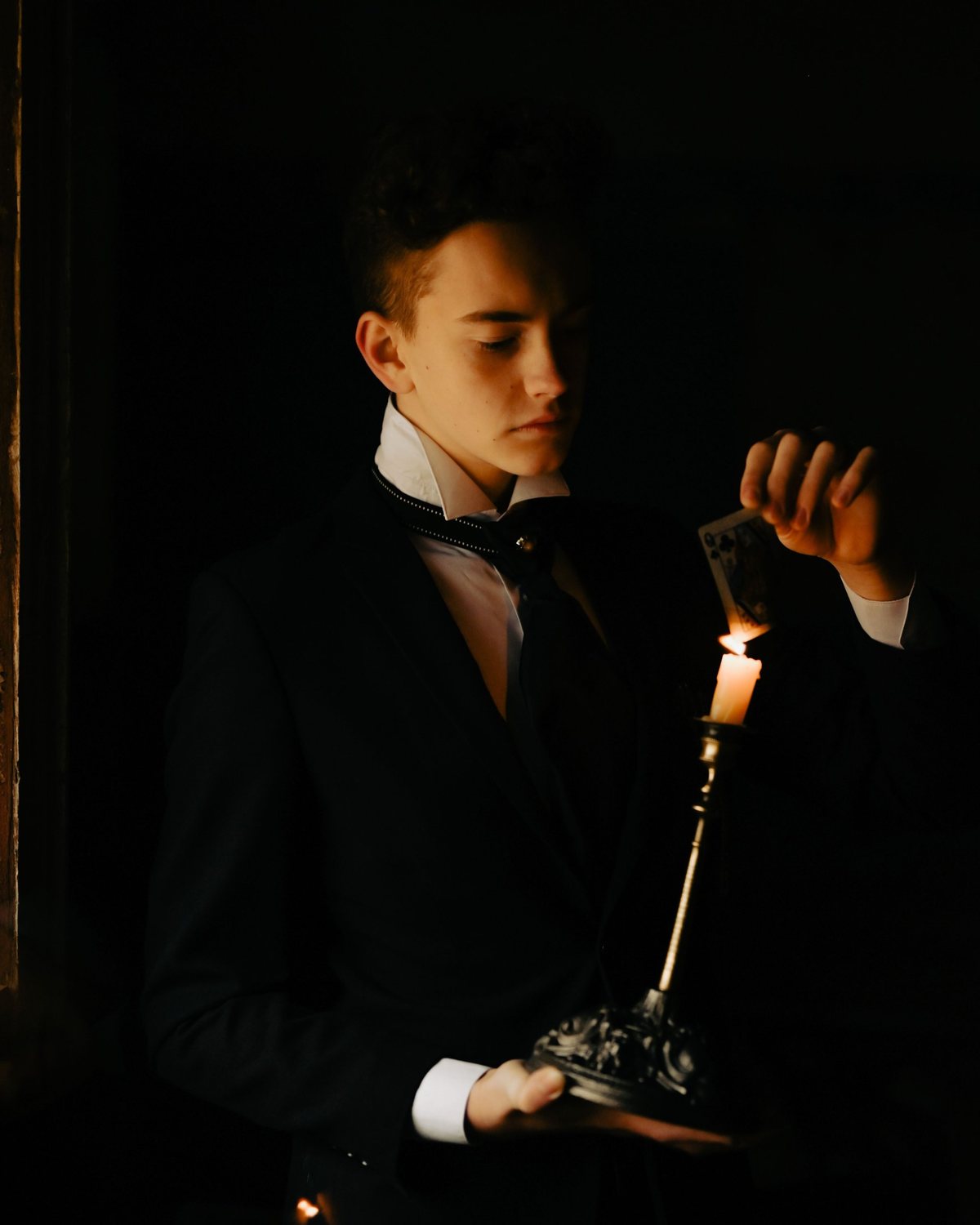 Mago con una carta a la luz de una vela